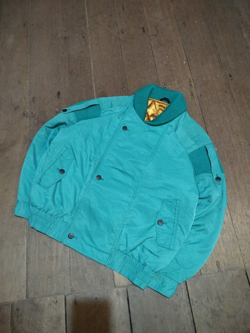 JAPAN vintage quilted jacket (Category: Coats, Jackets and Outerwear) located in Valencia. Submitted by thriftpingniever (Listing ID 1461309172, Image 1). Description: JAPAN vintage quilted jacket Size M on tag Dimes 24 width Pit2Pit x 25 Length Like new condition.
