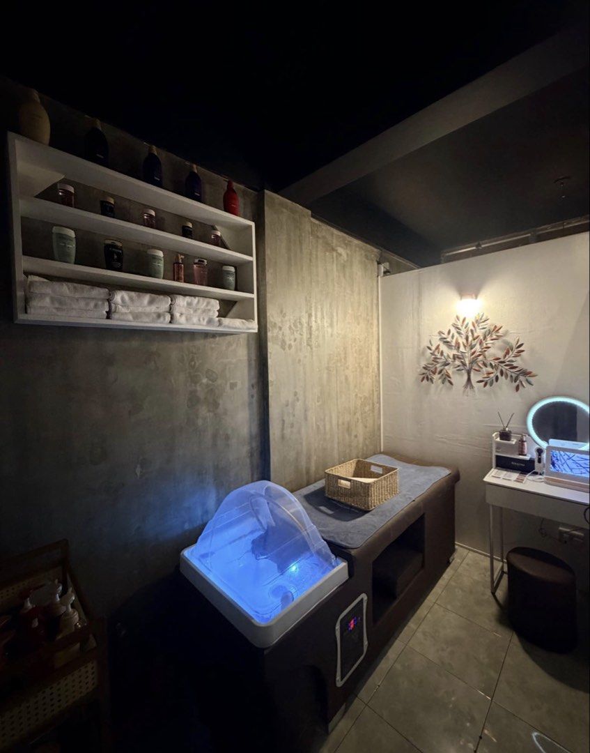 Japanese Head Spa / Thai Head Spa (Category: Bed Frames & Mattresses) located in Muntinlupa City. Submitted by tsl0303 (Listing ID 1461320613, Image 2). Description: FOR SALE!! Head Spa Bed no damage, maayos lahat ng pipe and water connector Plug & play Inclusions: -water heater -head steamer -head cover -stool chair Location: Muntinlupa City.