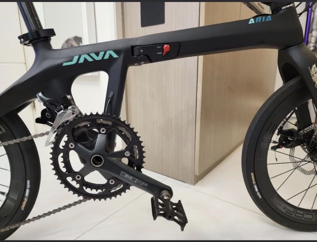 JAVA ARIA 20”單車 （分類：單車）位於 Hong Kong。 由 zondating 提交（商品編號 1461143613，圖片 3）。簡介： JAVA ARIA 20”碳纖維摺車，用咗 Shimano Altus 18 速變速，Litepro 碳纖維車手把，Ergon牛角手把，陶瓷BB，接近全新，升級放售，馬鞍山交收。