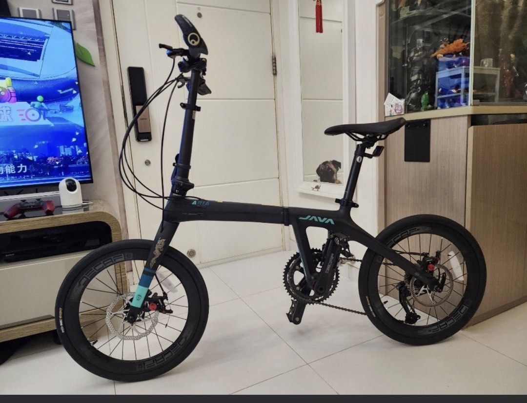 JAVA ARIA 20”單車 （分類：單車）位於 Hong Kong。 由 zondating 提交（商品編號 1461143613，圖片 1）。簡介： JAVA ARIA 20”碳纖維摺車，用咗 Shimano Altus 18 速變速，Litepro 碳纖維車手把，Ergon牛角手把，陶瓷BB，接近全新，升級放售，馬鞍山交收。