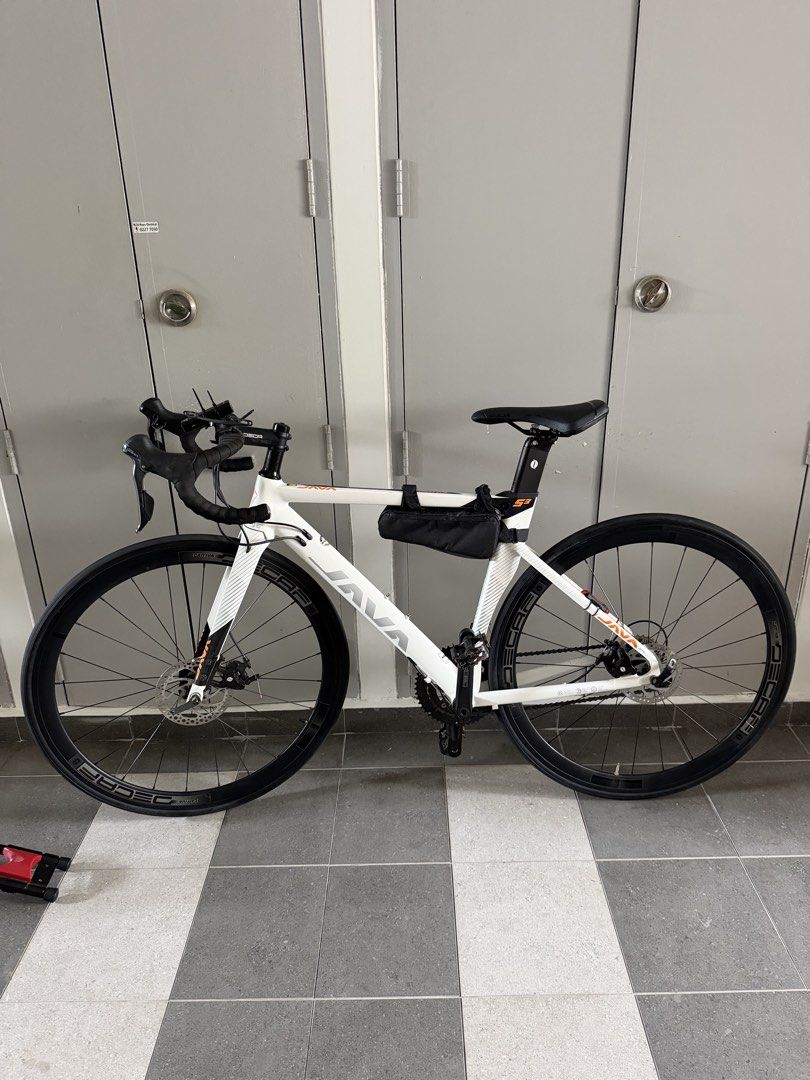 Java siluro 3 (Category: Bicycles) located in Singapore. Submitted by trisssss_ (Listing ID 1461182671, Image 1). Description: - White JAVA siluro 3 road bike - comes with saddle bag and Bike stand free - disc brakes - carbon fork - Shimano sora 2x9 - in great condition .