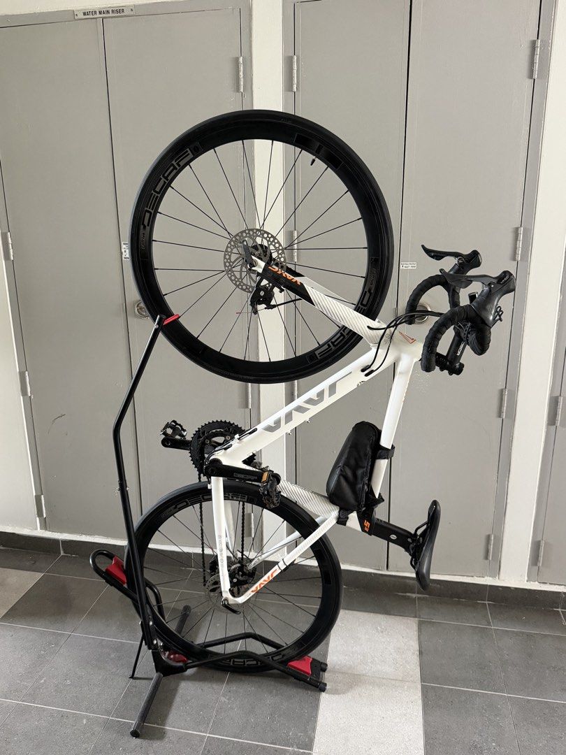 Java siluro 3 (Category: Bicycles) located in Singapore. Submitted by trisssss_ (Listing ID 1461182671, Image 2). Description: - White JAVA siluro 3 road bike - comes with saddle bag and Bike stand free - disc brakes - carbon fork - Shimano sora 2x9 - in great condition .