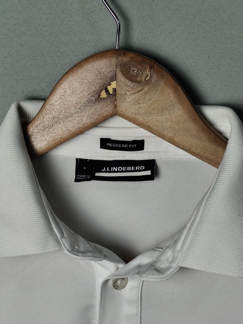 j.lindeberg White Bridge Polo Shirt (Category: Tshirts & Polo Shirts ) located in Tabaco. Submitted by kramjoseph_6 (Listing ID 1461271364, Image 3). Description: Lenght:20 Width:28 Excellent Condition no flaws.