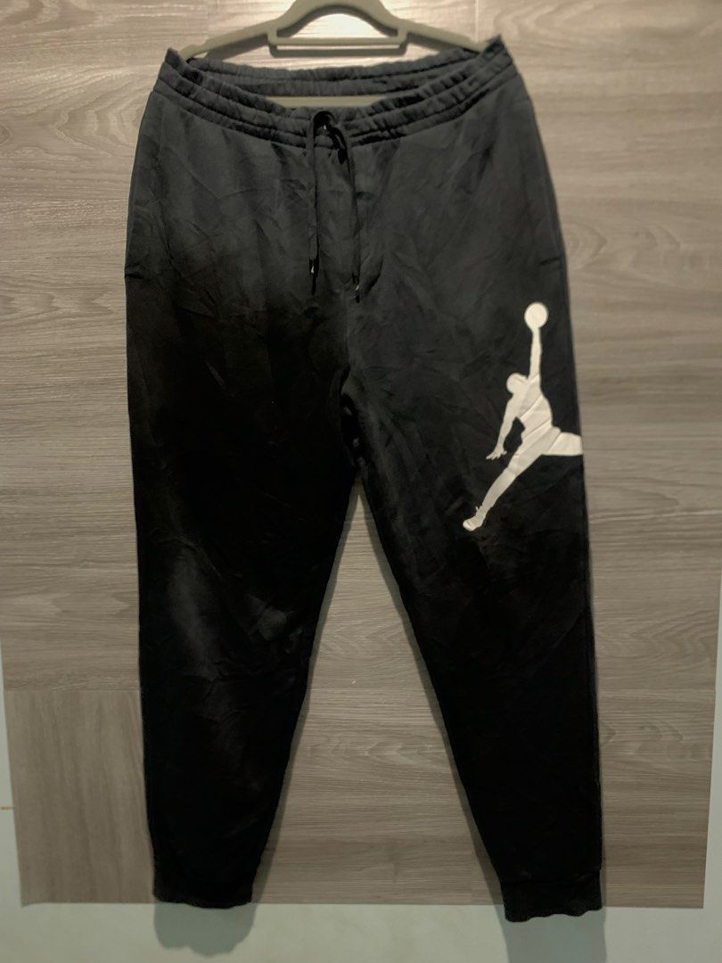 Jordan Big LoGo (Category: Activewear) located in San Jose. Submitted by vedaniaarv64346 (Listing ID 1461135499, Image 1). Description: Large on tags no issue excellent condition big logo complete tags 950 only.