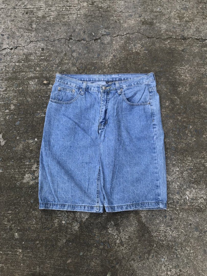 JORTS DENIM (Category: Shorts) located in Imus. Submitted by chararatzx. (Listing ID 1461206640, Image 1). Description: EXCELLENT CONDITION COLOR RATE 10/10 No issue W32 L23 THIGH 13 HEM 10 .