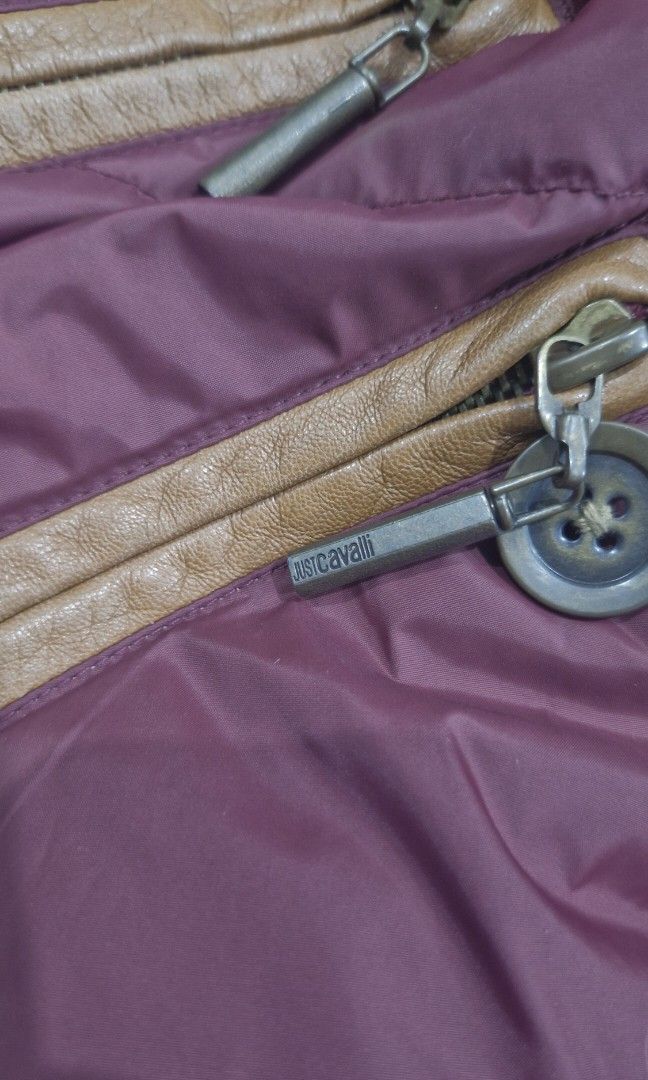 Justcavalli (Category: Coats, Jackets and Outerwear) located in Pili. Submitted by the_g_thrift (Listing ID 1461256067, Image 3). Description: dimes: 25 x 26 utility puffer jacket issue: no tag ingrave all zipper puller just cavalli.