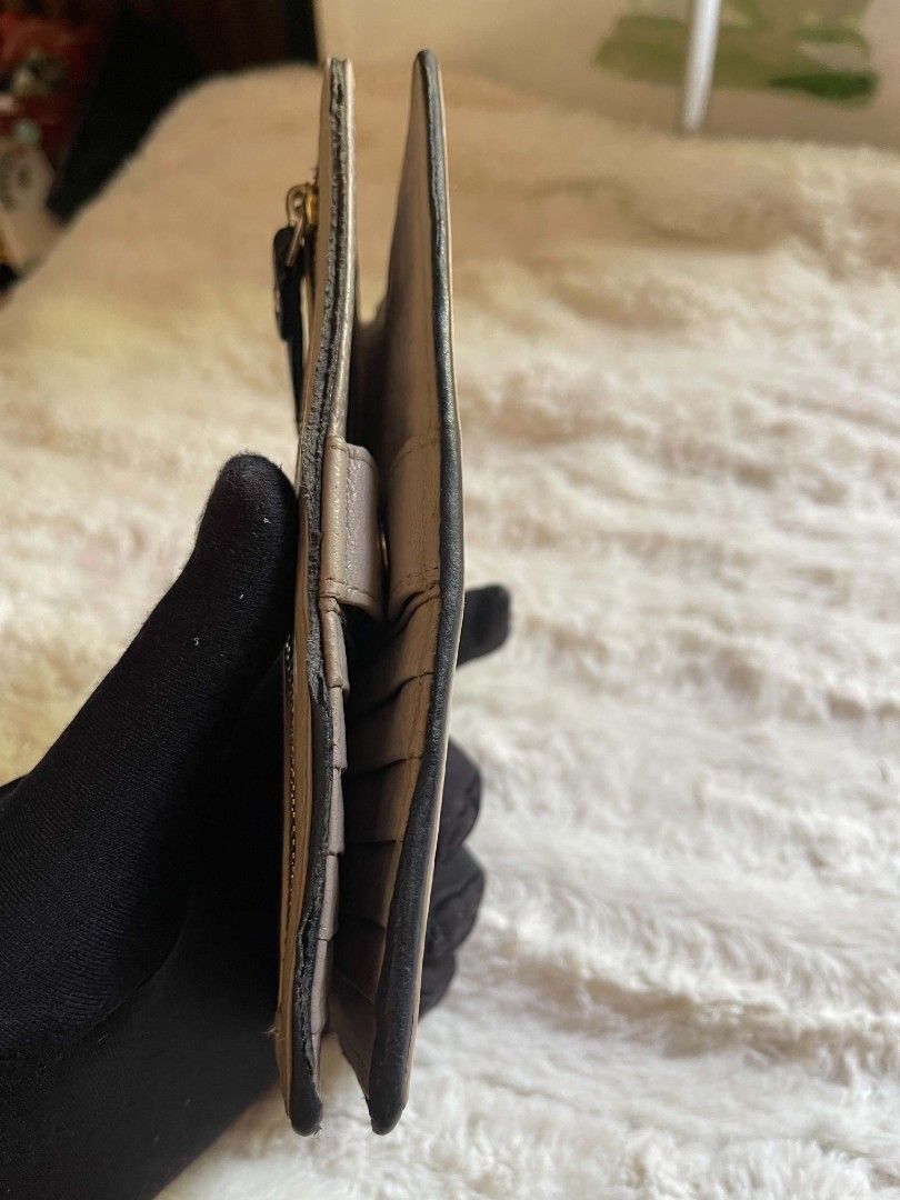 Kate spade wallet (Category: Wallets & Card holders) located in Naawan. Submitted by twilly.apparel2 (Listing ID 1461160174, Image 3). Description: issue walang nang piping, medyo madumi .
