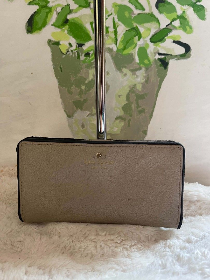 Kate spade wallet (Category: Wallets & Card holders) located in Naawan. Submitted by twilly.apparel2 (Listing ID 1461160174, Image 1). Description: issue walang nang piping, medyo madumi .