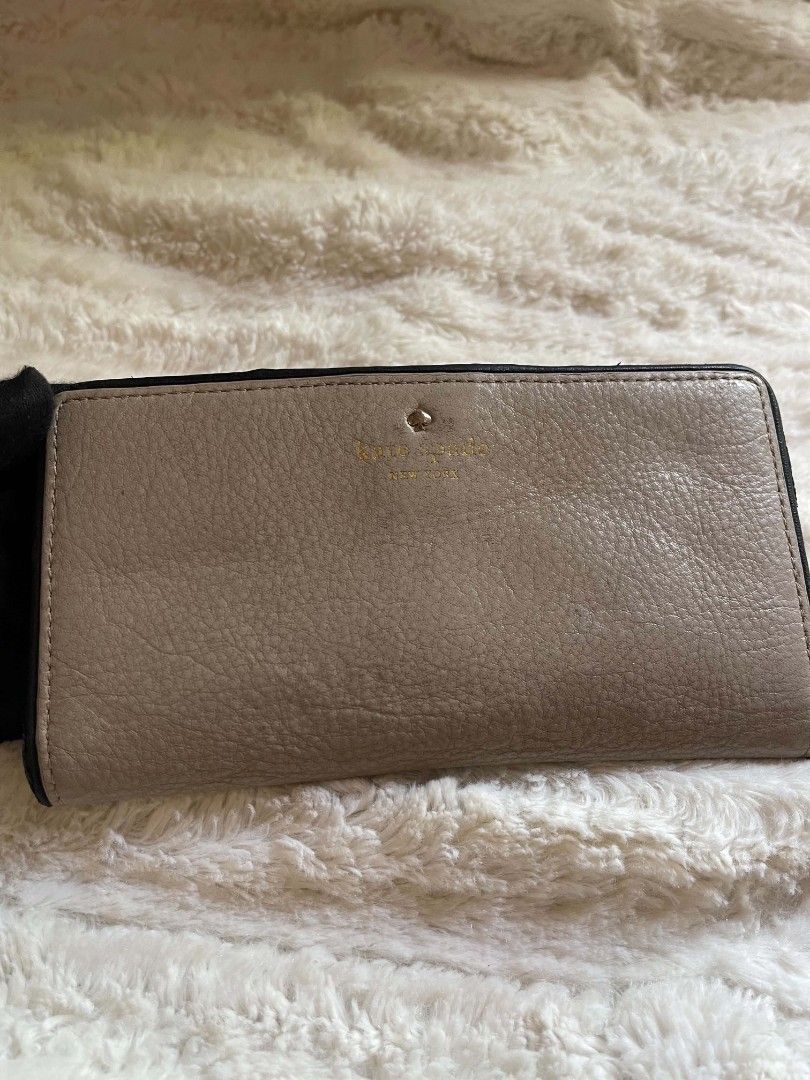 Kate spade wallet (Category: Wallets & Card holders) located in Naawan. Submitted by twilly.apparel2 (Listing ID 1461160174, Image 2). Description: issue walang nang piping, medyo madumi .