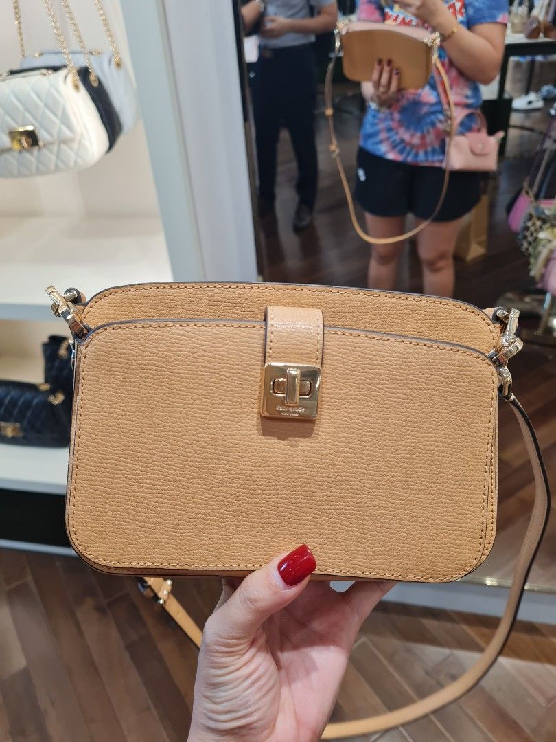Kate Spadw turnlock crossbody duo (Category: Luxury Bags & Wallets) located in Quezon City. Submitted by luli_18 (Listing ID 1461243156, Image 1). Description: tiramisu color.