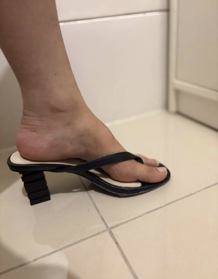 Kendall + Kylie Black Thong Heeled Sandals (Category: Heels) located in Manila. Submitted by aachii (Listing ID 1461147113, Image 2). Description: - Brand: Kendall + Kylie - Only Black heels is available - Style: Black Heeled Thong Sandals - Features: Square toe, unique stacked heel - Comfort: Comfortable for everyday wear - No box and paper bag - Perfect for: Adding to your shoe collection.