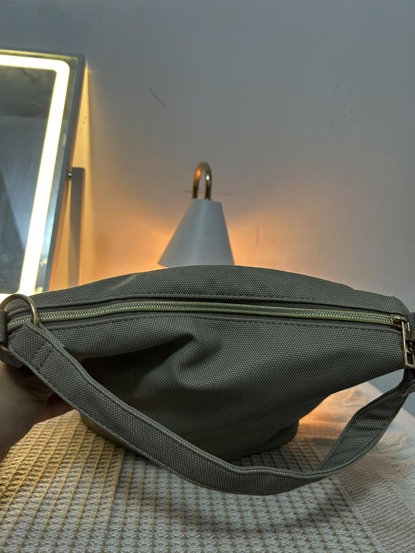 Kili bucket bag (Category: Tote Bags) located in San Pablo. Submitted by anicahclosetonlineshop (Listing ID 1461247613, Image 3). Description: Medium size kili bag zipper closure no issue tela ang material needs cleaning payment first gcash or bank transfer location: san pablo.laguna no meetup.