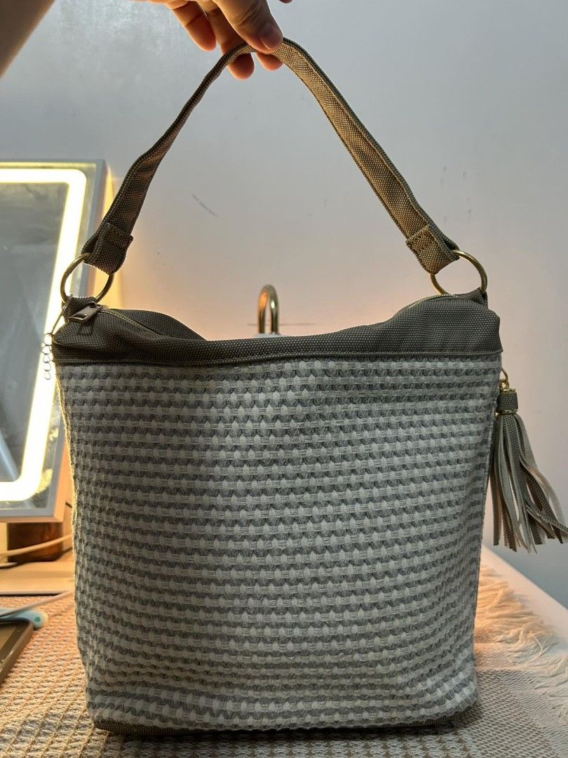 Kili bucket bag (Category: Tote Bags) located in San Pablo. Submitted by anicahclosetonlineshop (Listing ID 1461247613, Image 2). Description: Medium size kili bag zipper closure no issue tela ang material needs cleaning payment first gcash or bank transfer location: san pablo.laguna no meetup.