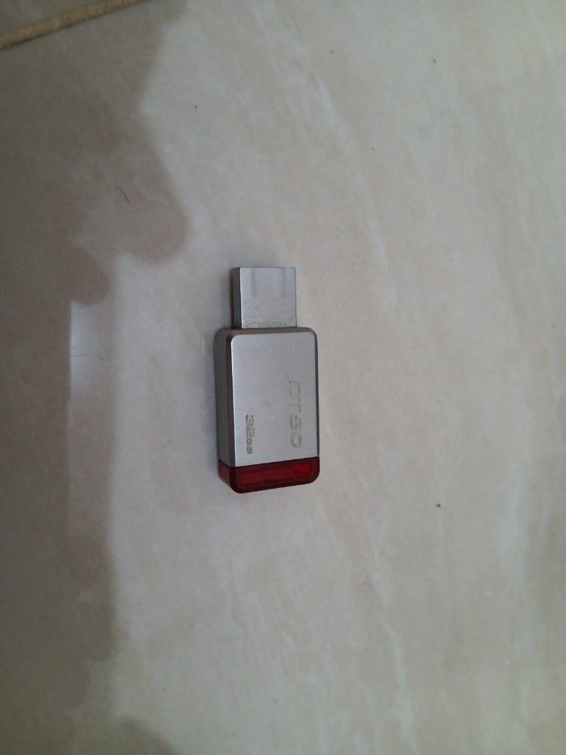 Kingston dt50 32gb (Category: Media Streamers & Hubs) located in Manila. Submitted by ocyobe4man (Listing ID 1461160973, Image 1). Description: - Brand: Kingston - Model: DT50 - Storage Capacity: 32GB - Design: Metallic silver casing with a red end cap - Condition: Good, pre-owned - Ideal for: Storing and transferring files, photos, videos.