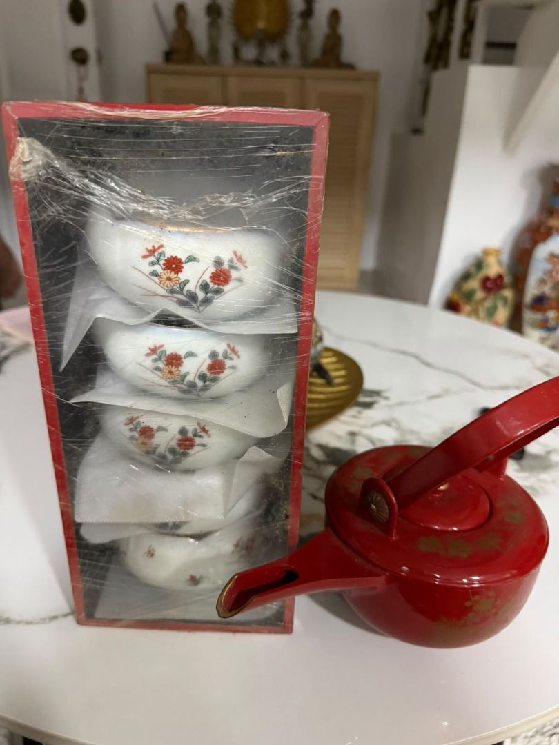 Kitchenware / Collectible Set (Category: Coffee & Tea Tableware) located in Antipolo. Submitted by pennylane6972 (Listing ID 1461186759, Image 1). Description: 🌸 Floral design bowl/cup set – 5 pcs ❤️ Red plastic teapot/kettle with handle Condition: Pre-loved / vintage May visible signs of age/use and wear, please see photos. Good for collection, display, vintage kitchen décor, or everyday use. We ship through: 🚚 Lalamove and J&T NOTE: Shipping/