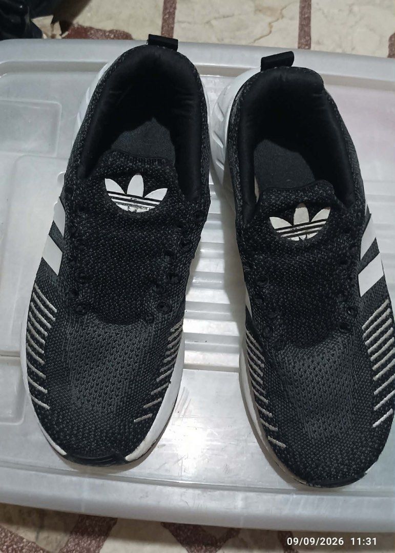 Knit Running-Style Shoes (Category: Sneakers) located in Taytay. Submitted by crisha14344 (Listing ID 1461131411, Image 1). Description: Original po yan Benta na at Maraming nang sapatos Di na nagagamit Naka-stock nalang Size 40 .