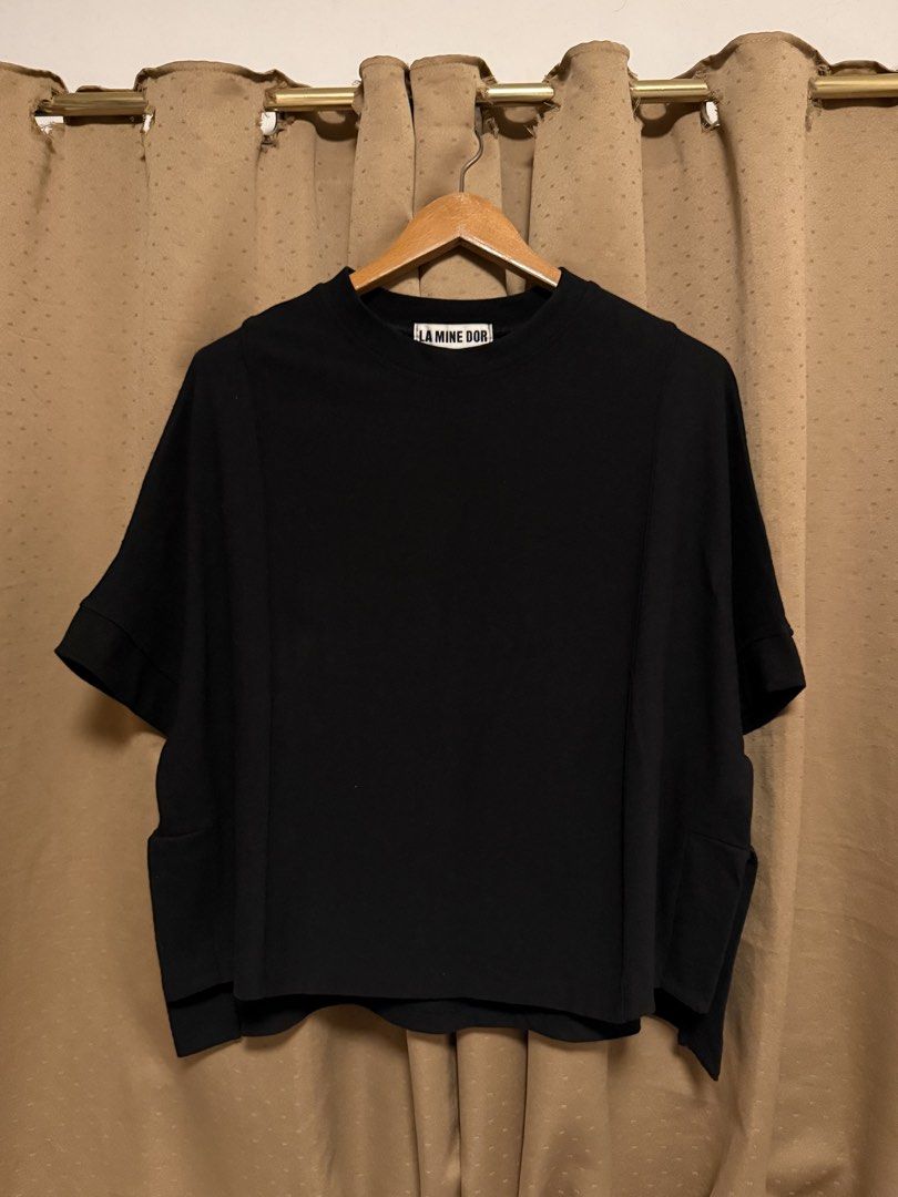 LA MINE DOR black boxy shirt (Category: Tshirts & Polo Shirts ) located in Cavite. Submitted by _solidolo (Listing ID 1461289437, Image 2). Description: 26 L x 30 W free size.