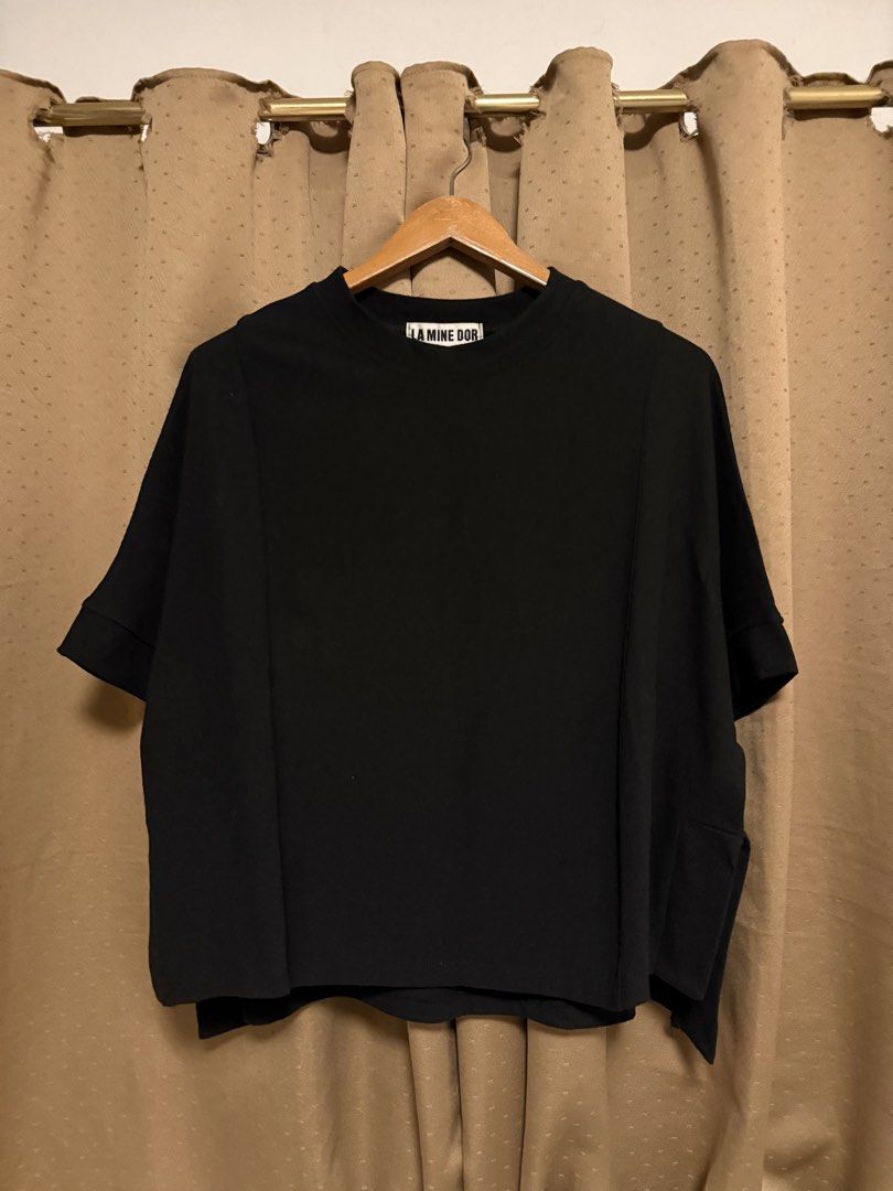LA MINE DOR black boxy shirt (Category: Tshirts & Polo Shirts ) located in Cavite. Submitted by _solidolo (Listing ID 1461289437, Image 1). Description: 26 L x 30 W free size.