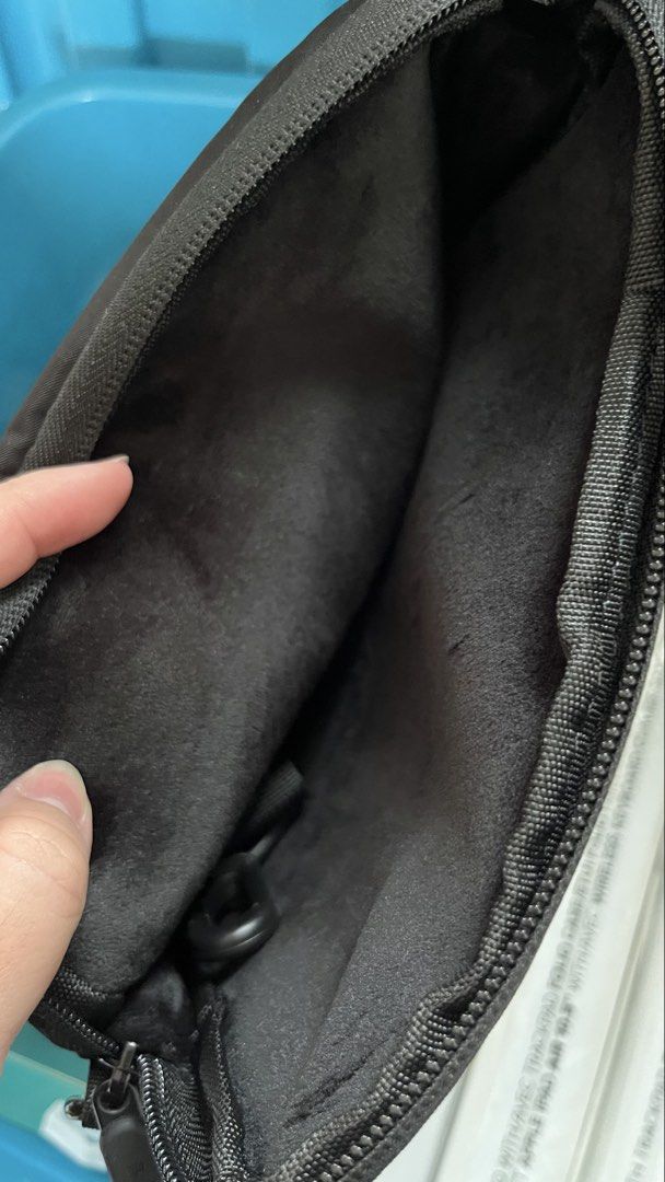 LAUT Novi Organizer Tech Pouch for 11" Tablet (Category: Belt bags, Clutches and Pouches) located in Pasig City. Submitted by thegoodfinds2 (Listing ID 1461204865, Image 3). Description: - Protect your tablet with the LAUT Novi Organizer Tech Pouch. - Made from durable nylon with a padded interior for maximum protection. - Features a divided front pocket for easy organization of essentials. - Includes a convenient carrying strap. - Designed to fi