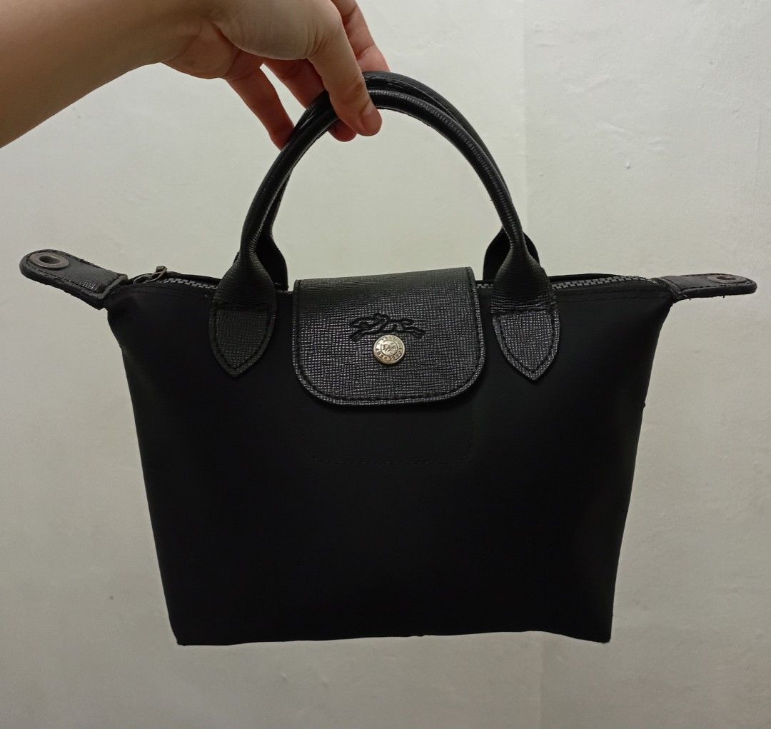 Le Pliage Neo XS Top Handle Bag (Category: Luxury Bags & Wallets) located in Manila. Submitted by eriiicaspage (Listing ID 1461269922, Image 1). Description: PreOwned Lighlt Used le Pliage Neo XS top handle bag black Thick nylon Material - Spacious interior with zipper closure and snap button flap No jellytag inside Min Rubs ,Air bubbles at the bottom of the bag Good Condition 8.9/10 .
