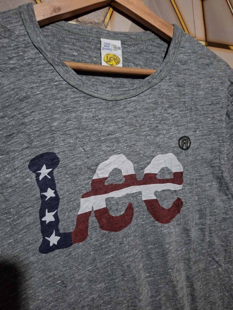 Lee T-shirt American Flag Logo (Category: Tshirts & Polo Shirts ) located in Tagaytay City. Submitted by joyjavier1230 (Listing ID 1461208348, Image 2). Description: lee american flag logo in excellent condition no issues 9.5/10 color rate - Size: Medium (M) - Measurements: 19" Width x 25.5" Length - Design: American Flag Logo - Material: Cotton Blend 250+shipping fee location: Tagaytay shipping via jnt mop: gcash dm to purchase 📩📩📩.