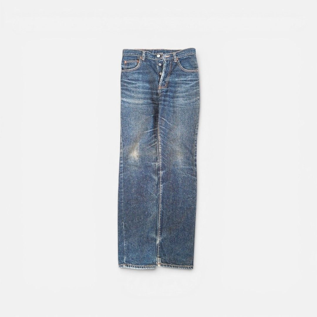Levi's 501 Button Fly Jeans W28 L32 (Category: Jeans) located in Pamplona. Submitted by edrick_thrift (Listing ID 1461274603, Image 2). Description: - Classic Levi's 501 jeans - Dark wash denim with natural fading and wear - Button fly closure - Straight leg fit - Iconic red tab and arcuate stitching - Perfect for everyday wear.