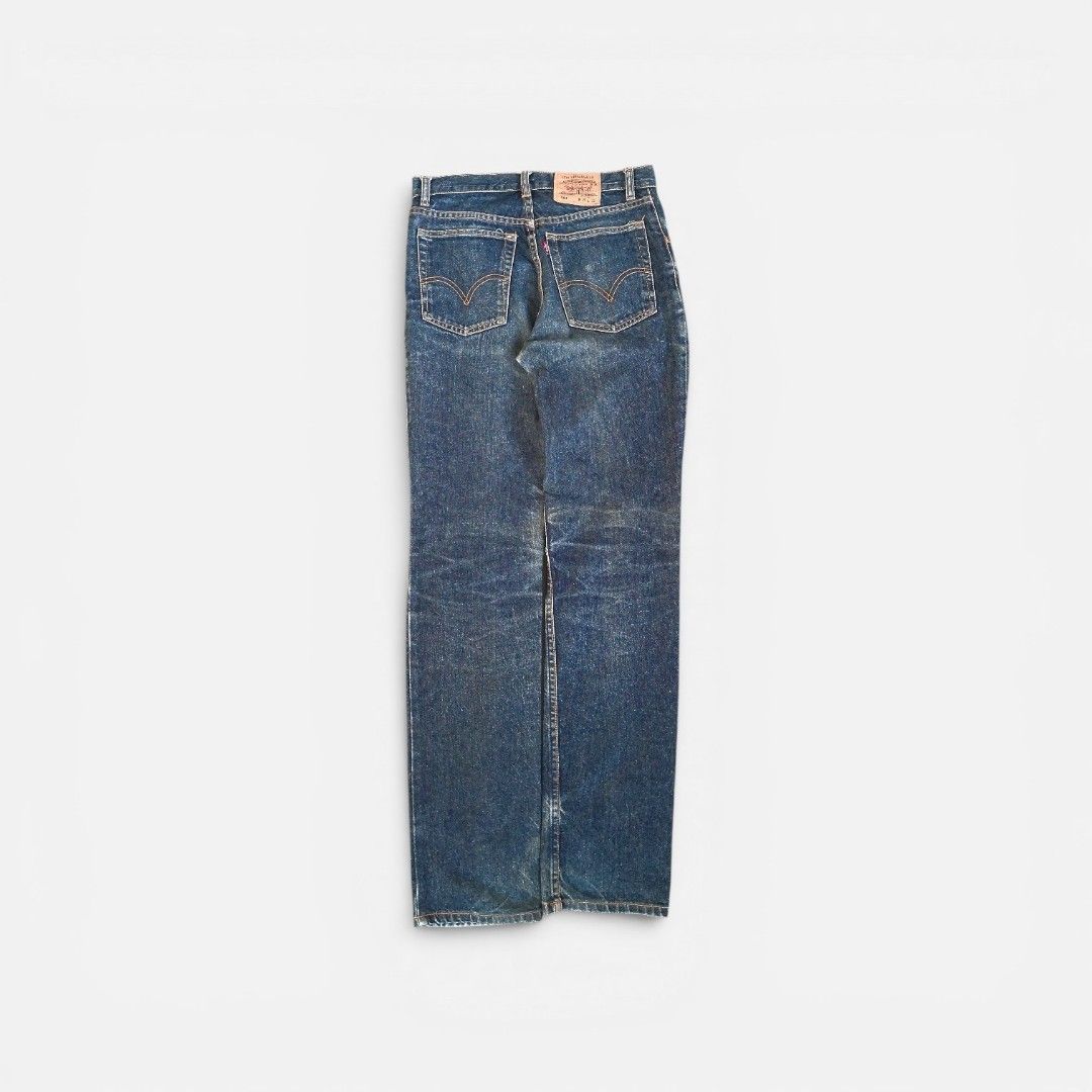 Levi's 501 Button Fly Jeans W28 L32 (Category: Jeans) located in Pamplona. Submitted by edrick_thrift (Listing ID 1461274603, Image 1). Description: - Classic Levi's 501 jeans - Dark wash denim with natural fading and wear - Button fly closure - Straight leg fit - Iconic red tab and arcuate stitching - Perfect for everyday wear.