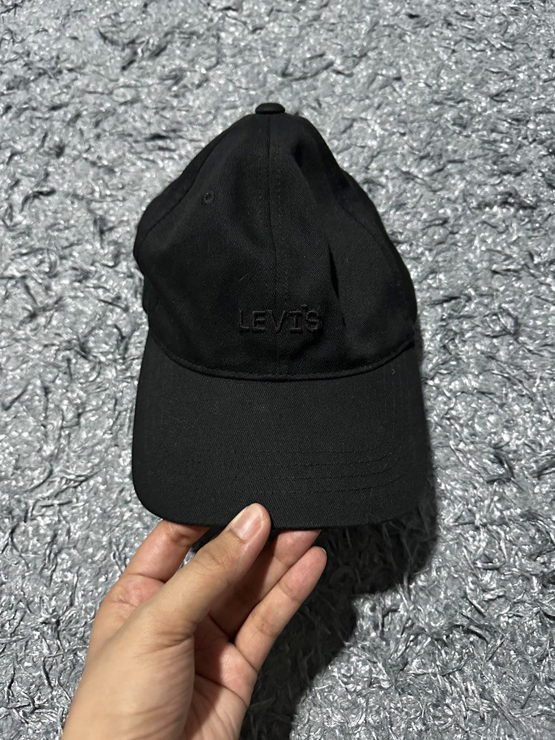 Levi's Flexfit Cap - Black or White Available (Category: Caps & Hats) located in Caloocan City. Submitted by kosem18 (Listing ID 1461243920, Image 1). Description: - Classic black Levi's cap - Embroidered Levi's logo on the front - Flexfit technology for a comfortable, snug fit - Adjustable strap at the back for customisable size - Perfect for everyday wear and versatile styling.