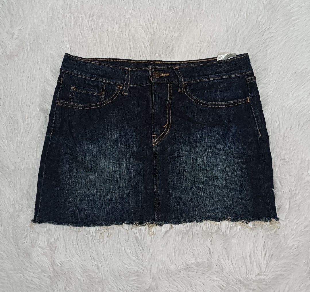 Levi's icon mini skirt (Category: Skirts) located in Ozamiz City. Submitted by lovethriftshop18 (Listing ID 1461255802, Image 1). Description: size 29-30 length 13.5 stretchable.