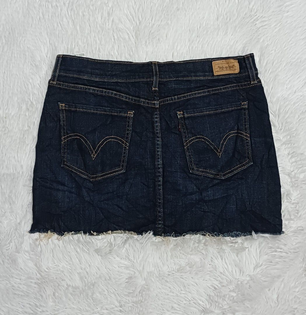 Levi's icon mini skirt (Category: Skirts) located in Ozamiz City. Submitted by lovethriftshop18 (Listing ID 1461255802, Image 2). Description: size 29-30 length 13.5 stretchable.