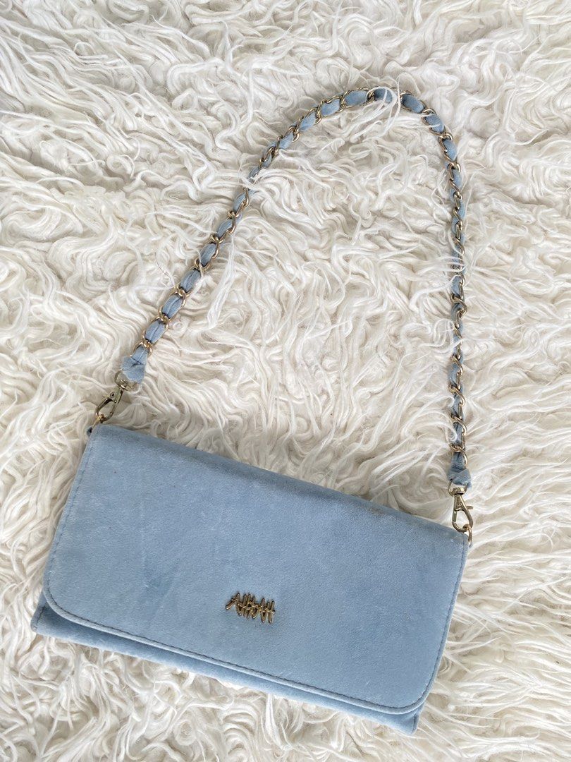 Light Blue Suede Wallet Clutch with Gold Chain Strap (Category: Clutches) located in Tabaco. Submitted by camila_p (Listing ID 1461275012, Image 2). Description: - Light blue suede wallet - Gold chain strap included - Multiple card slots for organization - Zippered compartment for secure storage - Versatile: can be used as a clutch or a wallet.