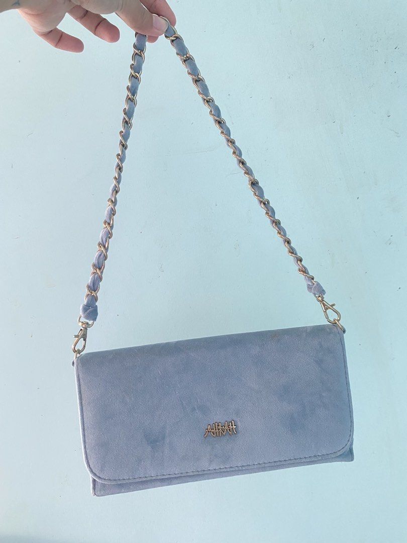 Light Blue Suede Wallet Clutch with Gold Chain Strap (Category: Clutches) located in Tabaco. Submitted by camila_p (Listing ID 1461275012, Image 1). Description: - Light blue suede wallet - Gold chain strap included - Multiple card slots for organization - Zippered compartment for secure storage - Versatile: can be used as a clutch or a wallet.