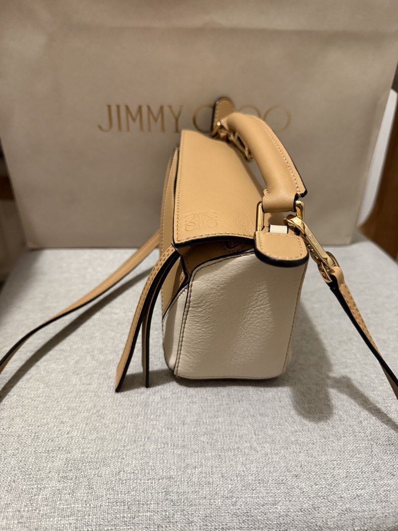 Loewe mini puzzle bag 拼色 （分類：手袋及銀包）位於 Hong Kong。 由 ccherryy 提交（商品編號 1461169997，圖片 2）。簡介： 超靚拼色🥹99% new 購自IFC 可出示單據 附有原裝塵袋～。