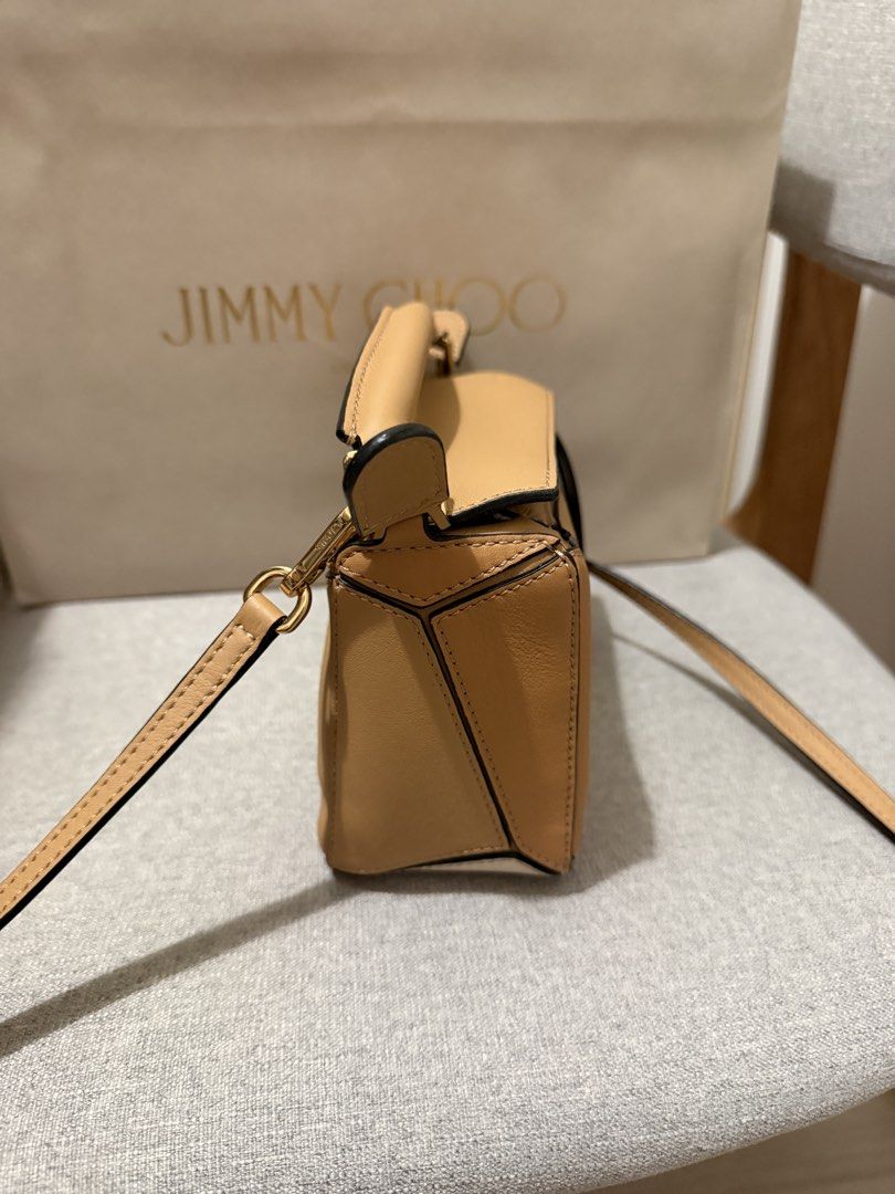 Loewe mini puzzle bag 拼色 （分類：手袋及銀包）位於 Hong Kong。 由 ccherryy 提交（商品編號 1461169997，圖片 3）。簡介： 超靚拼色🥹99% new 購自IFC 可出示單據 附有原裝塵袋～。