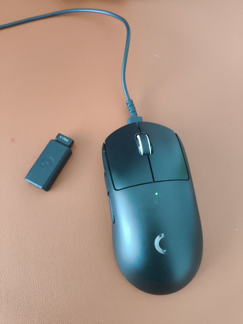 Logitech G PRO X SUPERLIGHT Wireless Gaming Mouse Black （分類：電腦滑鼠及相關產品）位於 Hong Kong。 由 vkaliay21 提交（商品編號 1461189432，圖片 1）。簡介： Selling my Logitech G PRO X SUPERLIGHT wireless gaming mouse. It's black. Comes with the USB receiver. There's a bit of wear on the side grip, as shown in the photo. Still works great.。