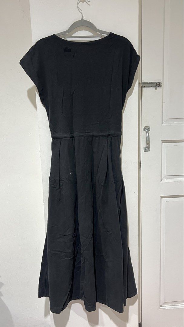 Long black drawstring dress (Category: Evening dresses & gowns) located in Cebu City. Submitted by fromreggg (Listing ID 1461136682, Image 2). Description: Long black drawstring dress Freesize Best Fits M-2XL Dress length 47” P 300.
