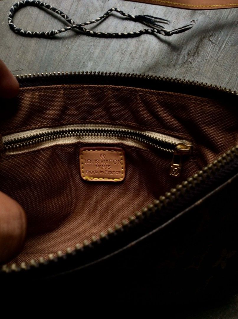 Louis Vuitton (Category: Shoulder Bags) located in Cabanatuan. Submitted by vivian_nicole_03 (Listing ID 1461240200, Image 2). Description: Louis Vuitton Monogram Pochette Accessoires - Sling / Shoulder Bag* Ito yung classic na LV Pochette, yung maliit pero sikat na sikat na bag hanggang ngayon. Yung tipong pang gala, pang simba, pang mall, pero mukhang mayaman pa rin. DETAILS: Pattern: Classic LV Monogram canvas - yung brown na may LV, flower, a
