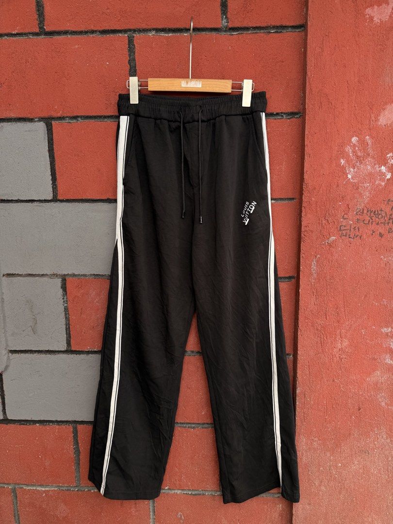 Louis Vuitton (Category: Joggers) located in Baguio. Submitted by mardimercredi14 (Listing ID 1461282202, Image 1). Description: 🔥 Louis Vuitton Dimensions: 30-42*41 Condition: very good Color Rate: 10 (color may vary due to lighting) ❌ needs laundry.