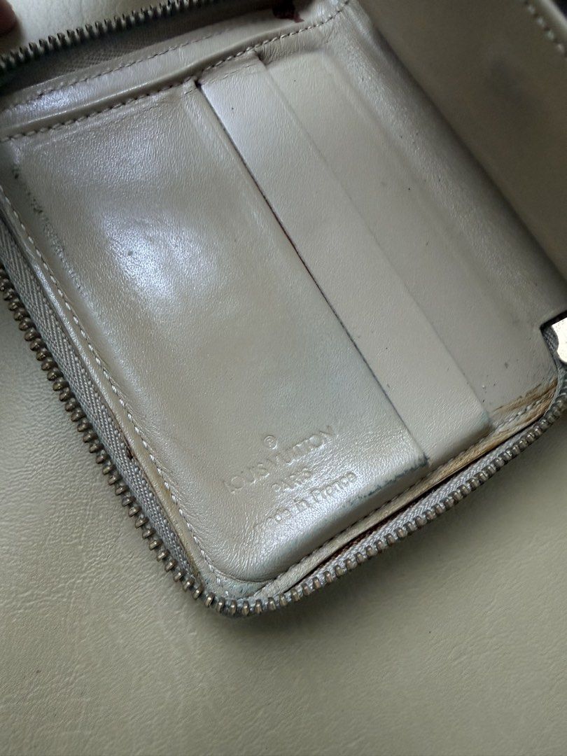 Louis Vuitton Monogram Vernis Zippy Wallet (Category: Luxury Bags & Wallets) located in Alfonso. Submitted by jbcamet (Listing ID 1461157159, Image 3). Description: - Authentic Louis Vuitton Zippy Wallet - Material: Monogram Vernis Leather - Color: Honey/Orange - Interior: Multiple card slots and a zippered compartment - Zipper: Smooth and functional.