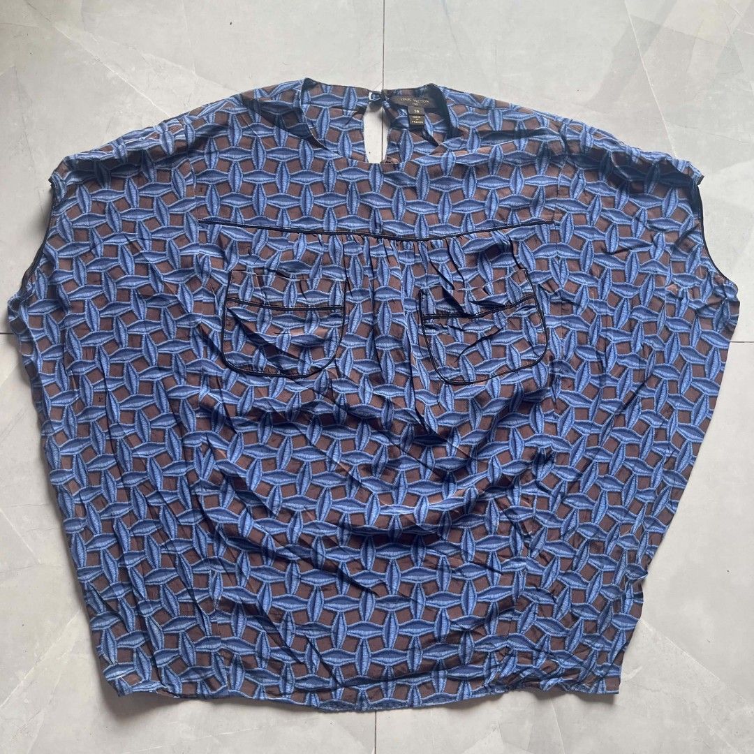 Louis Vuitton Printed Silk Oversized Blouse (Category: Blouses) located in Manila. Submitted by spo0ky.archives (Listing ID 1461288297, Image 1). Description: Width: 29 Length: 24.