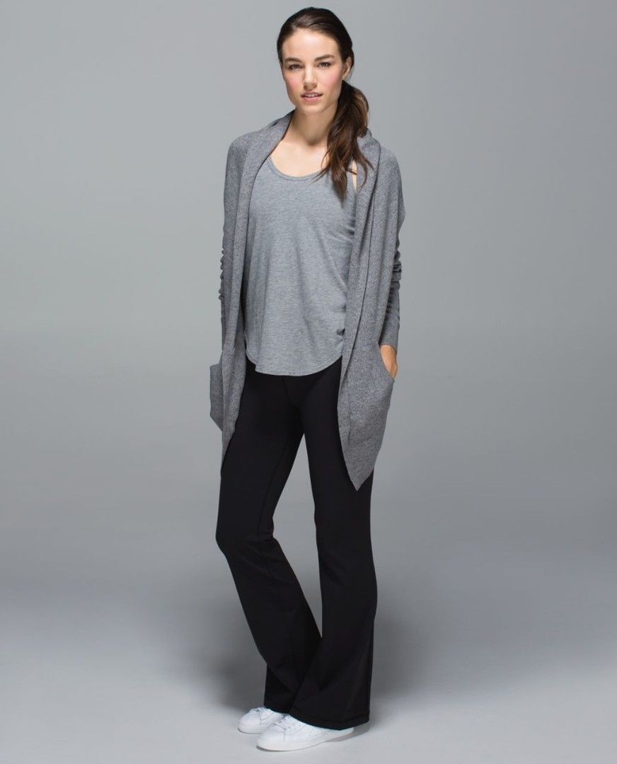 Lululemon Groove Flared Pant (dot 4) (Category: Activewear) located in Arayat. Submitted by keenwolf-a7b5 (Listing ID 1461143579, Image 1). Description: no issues dot 4 Flared pants .