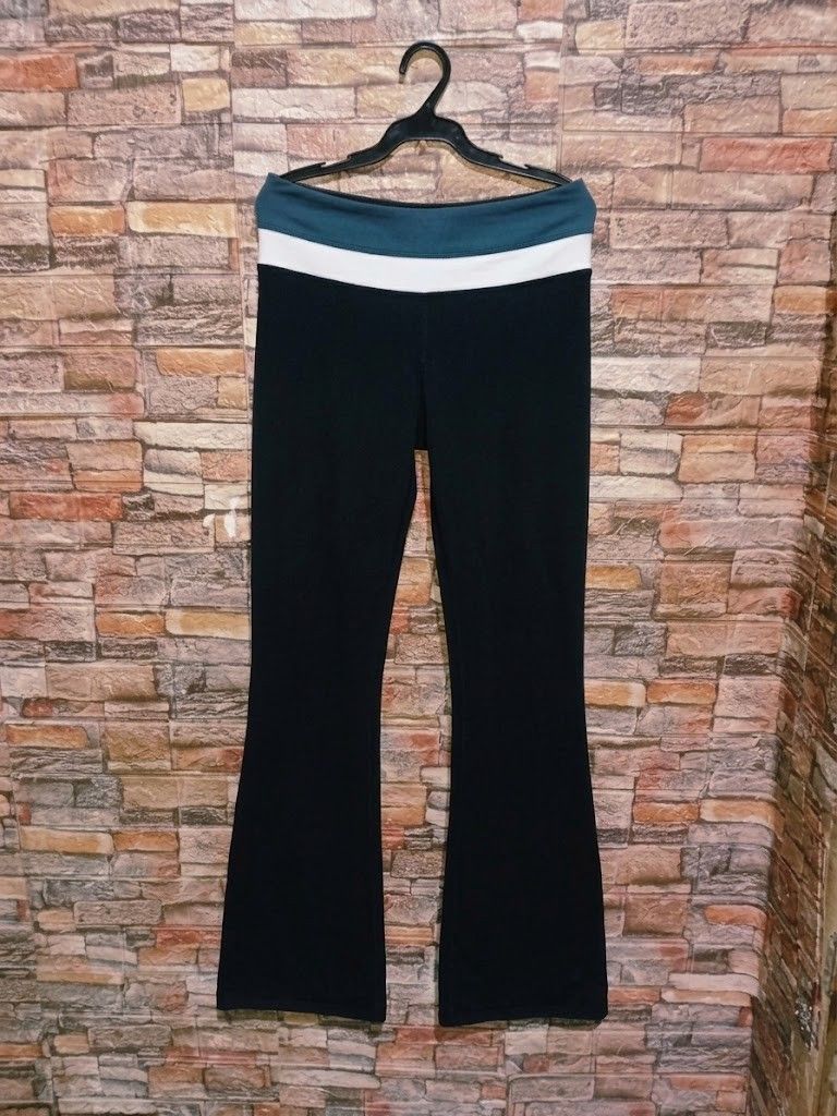Lululemon Groove Flared Pant (dot 4) (Category: Activewear) located in Arayat. Submitted by keenwolf-a7b5 (Listing ID 1461143579, Image 3). Description: no issues dot 4 Flared pants .