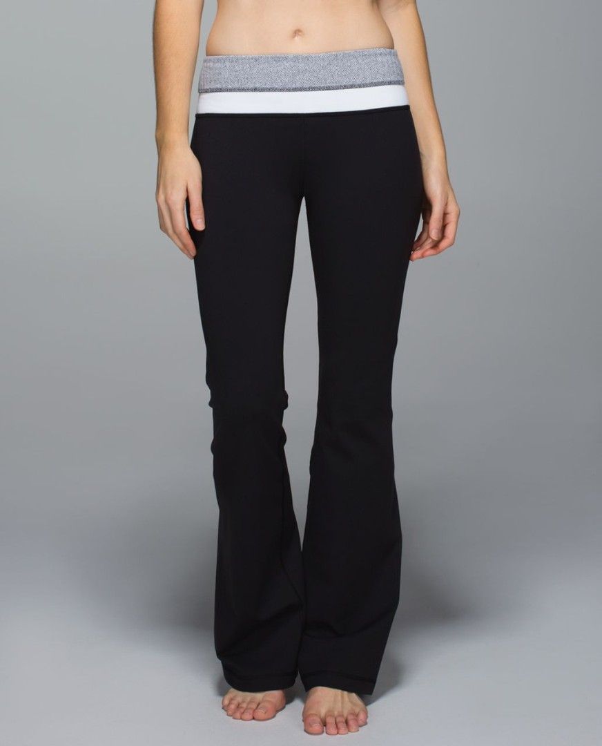 Lululemon Groove Flared Pant (dot 4) (Category: Activewear) located in Arayat. Submitted by keenwolf-a7b5 (Listing ID 1461143579, Image 2). Description: no issues dot 4 Flared pants .