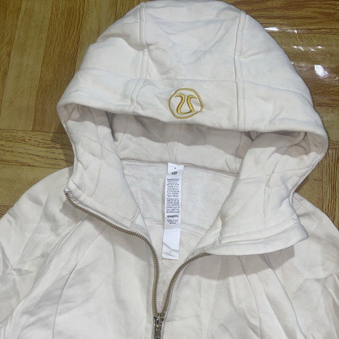 Lululemon Scuba Zip-Up Jacket (Category: Activewear) located in Dasmarinas. Submitted by thrift2gems (Listing ID 1461249634, Image 2). Description: Lululemon Scuba Zip-Up Jacket✨ -WIDTH: 17.5 -LENGTH: 23 -COLOR RATE: 9.3/10 -CONDITION: 9.3/10 -ISSUE: NEED WASH.