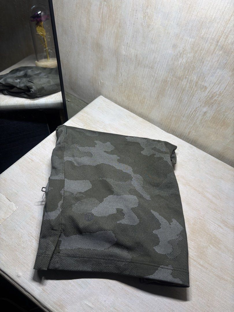 LULULEMON T.H.E. LINERLESS CAMO SHORT (Category: Shorts) located in Cabuyao City. Submitted by pormanation-thrift-store (Listing ID 1461153800, Image 2). Description: LULULEMON T.H.E. LINERLESS CAMO SHORT Condition: EXCELLENT Color rate: 9.5/10 Size: MEDIUM Dimes: 30-32”Wx20”L Issue: NONE❌ Price: 1200.