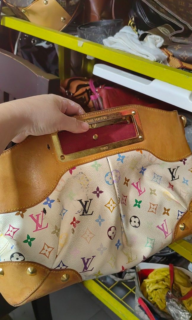Lv Judy (Category: Shoulder Bags) located in Bacolod City. Submitted by darriebags88 (Listing ID 1461131069, Image 1). Description: authentic no cracks s canvass no craxks sa leather no more long chain strap.