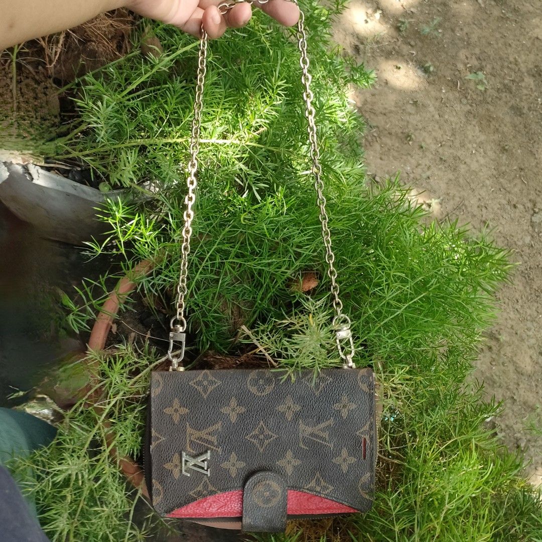 Lv shoulder bag (Category: Luxury Bags & Wallets) located in Sindangan. Submitted by branden_line (Listing ID 1461122253, Image 2). Description: Louis Vuitton cute bag.