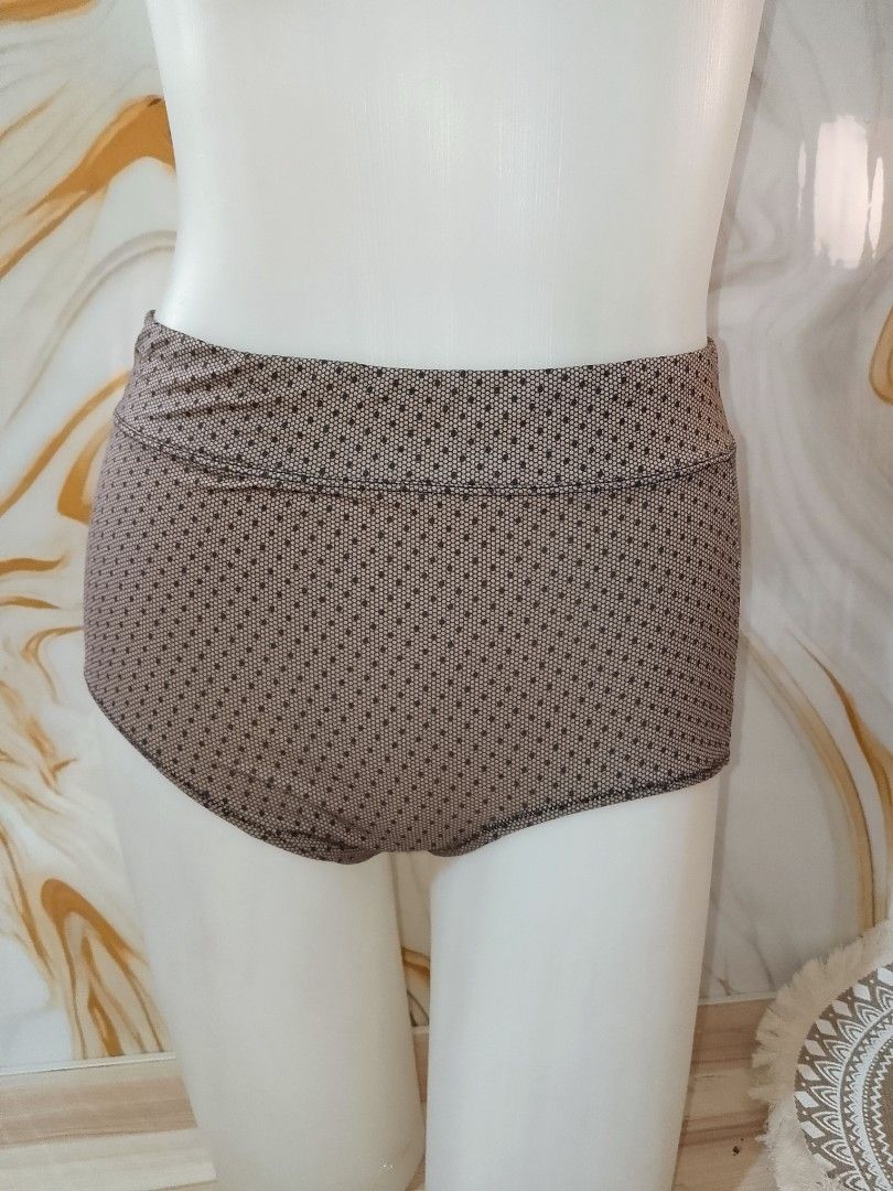 M: Warners All You Need panty Briefs Dot Pattern (Category: Undergarments & Loungewear) located in Manila. Submitted by truecrystal-1407 (Listing ID 1461195828, Image 1). Description: - Warners briefs with a stylish dot pattern. - High-waisted design for a comfortable fit. - Made from a soft blend of cotton and elastane. - Imported directly from Ethiopia. - Ideal everyday underwear..