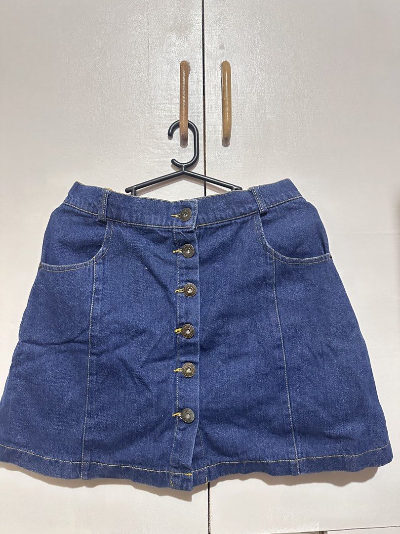Mall bought denim skirt (Category: Skirts) located in Tandag. Submitted by kawaiispreloved (Listing ID 1461269991, Image 1). Description: Small to mediun.