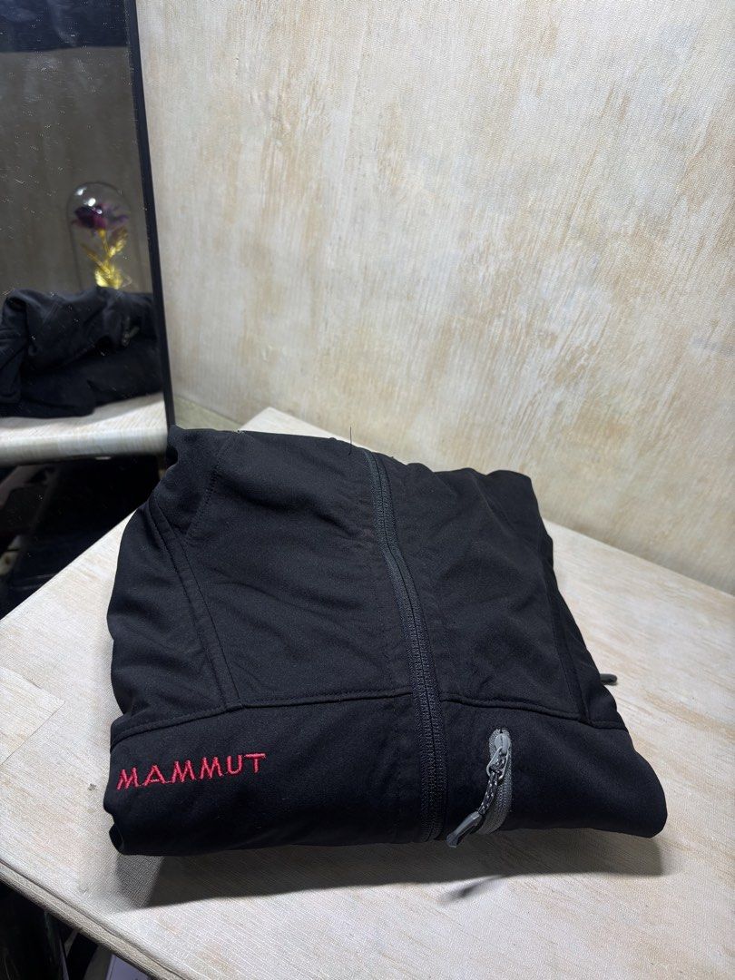 MAMMUTH WINDSTOPPER SOFT SHELL WATER PROOF JACKET (Category: Coats, Jackets and Outerwear) located in Cabuyao City. Submitted by pormanation-thrift-store (Listing ID 1461147379, Image 2). Description: MAMMUTH WINDSTOPPER SOFT SHELL WATER PROOF JACKET Condition: GOOD Color rate: 9/10 Size: MEDIUM Dimes: 21”Wx25-27”L Issue: SIGN OF USED SEE LAST 2 pics❌ Price: 800.